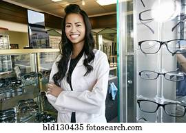 vietnamita, optometrist, sorrindo, em, escritório