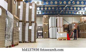 caucasiano, trabalhador, empurrar, pallet, ligado, dolly, em, armazém