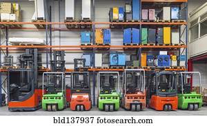 forklift, maquinaria, uma fileira, em, armazém