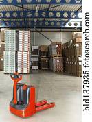 mecânico, dolly, com, pallets, em, armazém