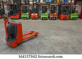 mecânico, dolly, e, forklift, maquinaria, em, armazém