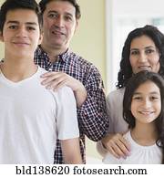 hispanic familie, het glimlachen