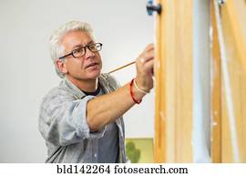 velho, hispânico, artista, quadro, em, estúdio