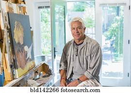 velho, hispânico, artista, sorrindo, em, estúdio