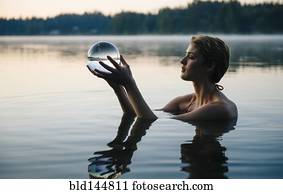 kaukasisches, frau besitz, kristall ball, in, noch, see kaukasisches, frau besitz, kristall ball, in, noch, see