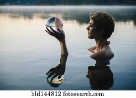 kaukasisches, frau besitz, kristall ball, in, noch, see kaukasisches, frau besitz, kristall ball, in, noch, see