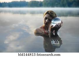 kaukasisches, frau besitz, kristall ball, in, noch, see kaukasisches, frau besitz, kristall ball, in, noch, see