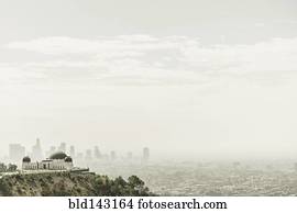 observatório, e, horizonte cidade, em, céu nebuloso, los angeles, califórnia, estados unidos