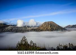 vista alta ângulo, de, nuvens, sob, vulcão fumando