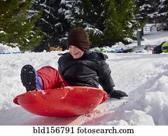 caucasiano, menino, sledding, ligado, nevado, colina