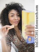 raça misturada, comer mulher, biscoito, e, leitura, informação nutrição
