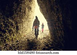 caucasiano, hikers, andar, em, rochoso, caverna