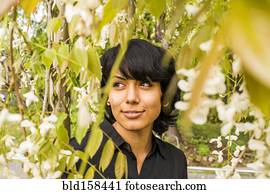 mulher hispânica, sorrindo, em, foliage