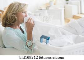 caucasiano, mulher, cheirando, limpo, lavanderia