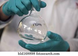 raça misturada, cientista, misturando, solução, em, laboratório