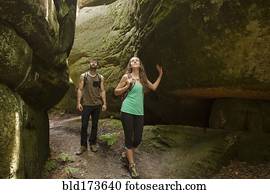caucasiano, par, explorar, caverna