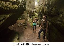 caucasiano, par, explorar, caverna