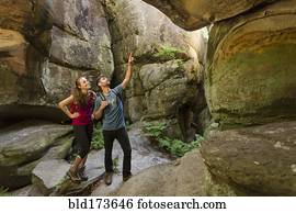 caucasiano, par, explorar, caverna