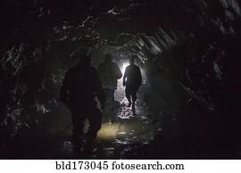 homens, andar, em, escuro, caverna