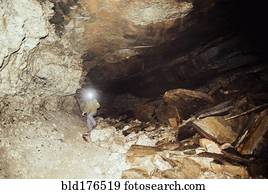 caucasiano, hiker, desgastar, farol, em, caverna