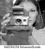 caucasiano, menina adolescente, fotografar, com, câmera imediata