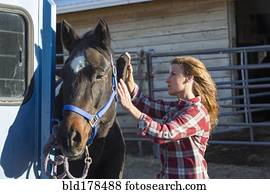 caucasiano, mulher, aparência, cavalo, ligado, fazenda