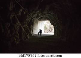 caucasiano, mãe filha, andar, em, caverna