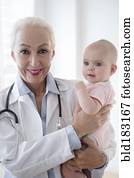 caucasiano, pediatra, prendendo bebê, paciente