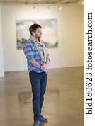 caucasiano, posição homem, em, galeria arte