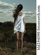 caucasiano, posição mulher, em, ventoso, campo