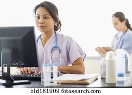 enfermeira, usando computador, em, hospitalar