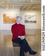 velho, raça misturada, mulher sorri, em, galeria arte