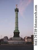 vista baixa ângulo, de, colonne juillet, em, paris, centro cidade, ile-de-frança, frança