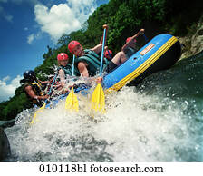 gruppe jungen leuten, fluss, wildwasserrafting