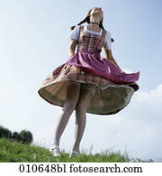 junge frau, in, bayrische, kleid, tanzen, mit, hoben, rock