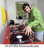 muchacho adolescente, con, auriculares, utilizar, profesional, tocadiscos