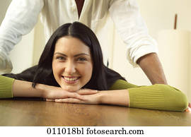 retrato, de, mujer joven, con, hombre estar de pie, atrás, ella