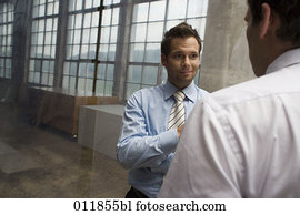 dos, hombres de negocios, teniendo, un, discusión, en, vacío, fábrica, edificio