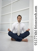 hombre que sienta, en, ambiente oficina, meditar