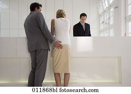 pareja joven, posición, en, recepción, hombre, conmovedor, woman´s, nalgas