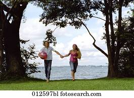 זוג צעיר, לרוץ, העבר תחת יד