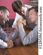 gruppe freunde, armdruecken, in, bar