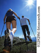 niedrige winkelsicht, von, junges, machen, nordicwalking, in, berglandschaft