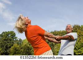 fälliges ehepaar, freudig, tanzen, park