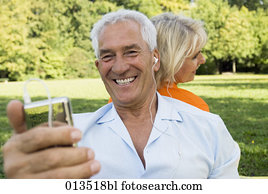 hombre maduro, con, ancho, sonrisa, escuchar música, de, jugador mp3