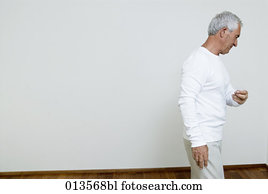 Traurig aussehender Mann