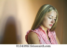 traurig, schauen, frau, mit, dunkel, schatten, hinter, sie