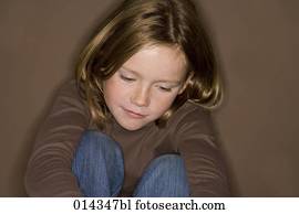 porträt, von, blond, mädchen, mit, launisch, blick