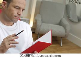 retrato, de, joven, en, sala, con, pluma y, diario