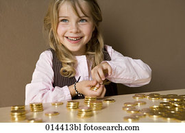 sonriente, niña joven, juego, con, monedas de oro
